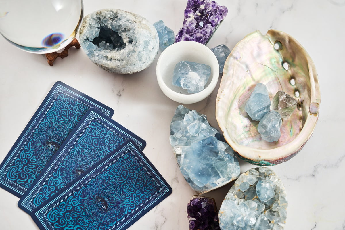 Gain insight into your life with psychic readings that uncover hidden truths and pave the way for a brighter future. From palm reading to tarot card readings, Dr. Sault provides comprehensive sessions that cater to your needs.